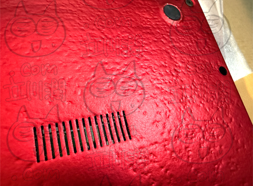 ボコボコすぎる筐体裏